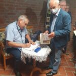 Zbigniew Markert rozdaje autografy