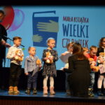 Dzieci biorące udział w akcji "Mała książka - wielki człowiek"