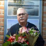 Autor zdjęć, Ryszard Sakowski podczas otwarcia wystawy fotograficznej w MBP w Węgrowie, 23.04.2022 r.