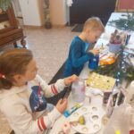 Warsztaty "Słoikowe lampiony" w MBP w Węgrowie, 18.12.2022 r.