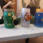 Warsztaty "Słoikowe lampiony" w MBP w Węgrowie, 18.12.2022 r.