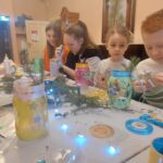 Warsztaty "Słoikowe lampiony" w MBP w Węgrowie, 18.12.2022 r.