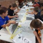 Warsztaty z projektowania logotypu, dzień 2, MBP w Węgrowie, 11.07.2023 r.