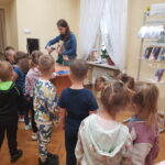 Wizyta przedszkolaków w MBP w Węgrowie, 7.05.2024 r.