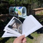 Skrzynki do bookcrossingu w węgrowskim parku.